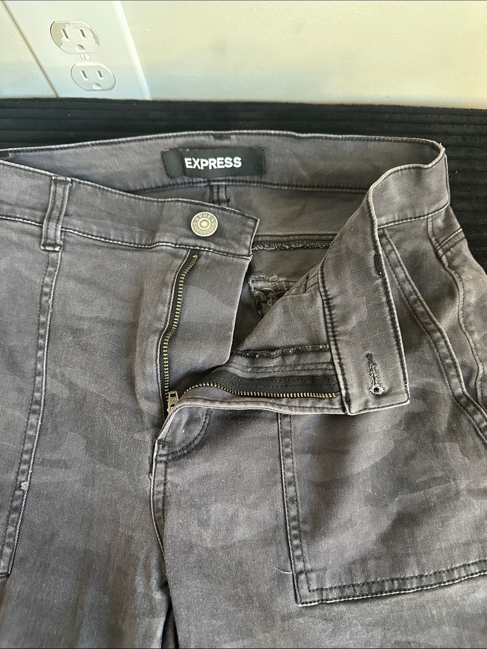 Express Men’s Gray Slim Straight Jeans